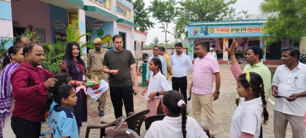 समर कैंप का जायजा लेते मुख्य विकाश अधिकारी बच्चों से बात करते हुए