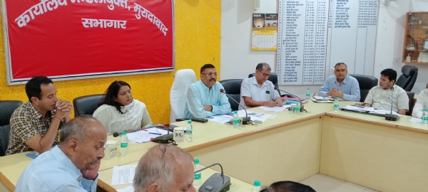 कमिश्नरी सभागार मुरादाबाद में मंडल स्तरीय उद्योग बंधु समिति की बैठक को संबोधित करते मंडलायुक्त आंजनेय कुमार सिंह।