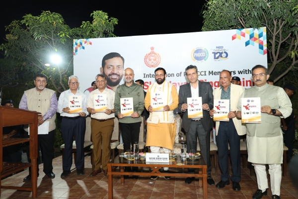 हरियाणा के मुख्यमंत्री नायब सैनी पीएचडी चैंबर की पुस्तिका का विमोचन करते हुए
