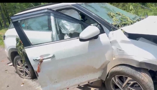 हादसा में क्षतिग्रस्त कार। हादसा में क्षतिग्रस्त कार।