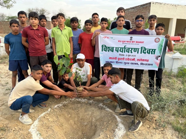 सलेमगढ़ में पौधरोपण करते संगठनों के पदाधिकारी।
