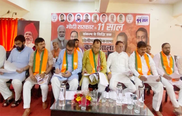 सोनीपत: भाजपा प्रदेश प्रभारी डॉ. सतीश पूनिया और प्रदेश अध्यक्ष मोहन लाल बड़ौली समेत मंच पर नेता।