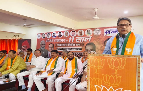 भाजपा प्रदेश प्रभारी डॉ. सतीश पूनिया कार्यकताओं को संबाधित करते हुए