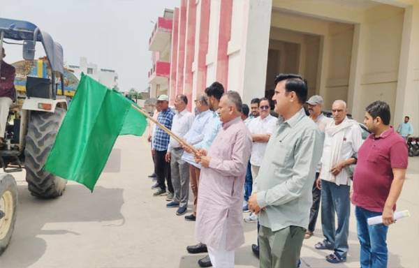 सोनीपत: मेयर राजीव जैन और निगम आयुक्त हर्षित कुमार ने जल आपूर्ति टैंकरों को झंडी दिखाते हुए।