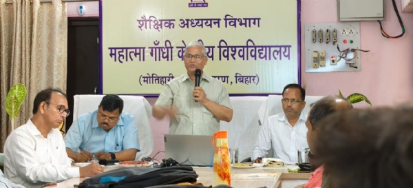 व्याख्यान देते मुख्य वक्ता मोरध्वज वर्मा