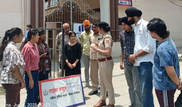 साइबर क्राइम से बचने के लिए लोगों को जागरूक करती साइबर टीम