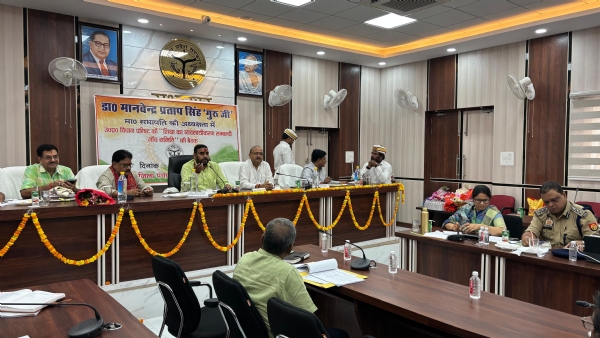जिला पंचायत सभागार में विधान परिषद की जांच समिति की बैठक में बोलते सभापति डॉ. मानवेन्द्र प्रताप सिंह