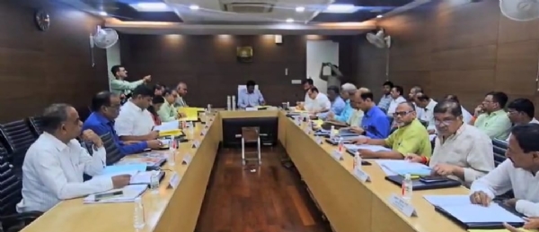केडीए सभागार में अधिकारियों के साथ बैठक करते मंडलायुक्त डॉ. के. विजेंद्र पांडियन