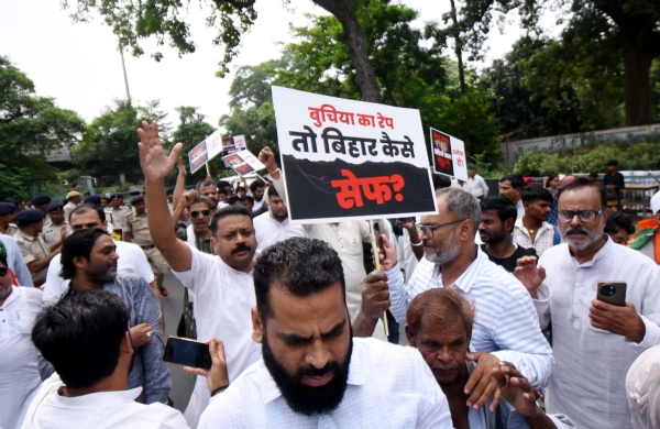 नाबालिग दलित दुष्कर्म पीड़िता की अस्पताल में इलाज के दौरान मौत के बाद कांग्रेस कार्यकर्ताओं ने स्वास्थ्य मंत्री मंगल पांडेय के सरकारी आवास का घेराव कर विरोध प्रदर्शन किया