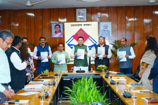 सेतु आयोग सचिवालय में मुख्यमंत्री को रिपोर्ट सौंपते।