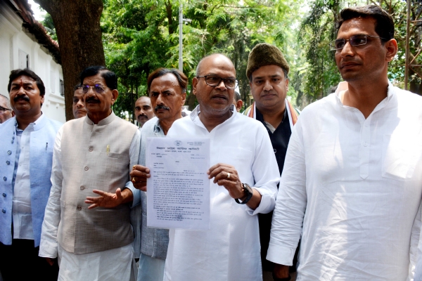 दलित बच्ची के साथ बलात्कार  और इलाज के दौरान  मौत को लेकर कोंग्रेस का परतिनिधि मंडल  राजपाल को ज्ञापन  सौंपा