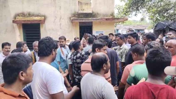नियमति काम के मांग पर मजदूरों ने फैक्ट्री में काम बंद कर किया विरोध प्रदर्शन