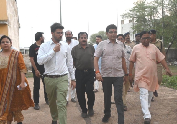 राजस्व मंत्री टंक राम वर्मा शहर के विभिन्न स्थलों का निरीक्षण कर अधिकारियों को आवश्यक निर्देश देते हुए राजस्व मंत्री टंक राम वर्मा शहर के विभिन्न स्थलों का निरीक्षण कर अधिकारियों को आवश्यक निर्देश देते हुए