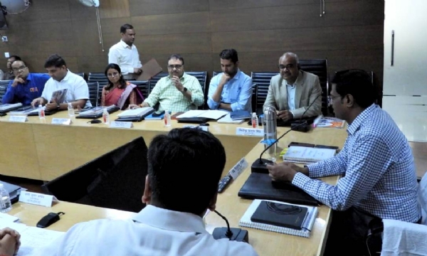 कानपुर में केडीए सभागार में 143 वी बोर्ड बैठक को संबोधित करते मंडलायुक्त डॉ. के. विजेंद्र पांडियन का छायाचित्र