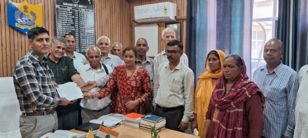 एफआईआर दर्ज करवाने के लिए थाना पहुंचे लोग तथा थाना में इसकी प्रति प्रभारी को सौंपते हुए एफआईआर दर्ज करवाने के लिए थाना पहुंचे लोग तथा थाना में इसकी प्रति प्रभारी को सौंपते हुए