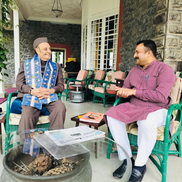 डा कर्ण सिंह से मुलाकात करते मंहत राेहित शासतरी््