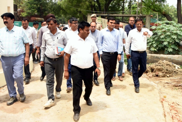 डीसी विक्रम सिंह अधिकारियों संग शहर के अंडरपास व ड्रेनेज सिस्टम का निरीक्षण करते हुए
