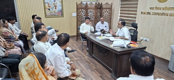 तिगांव विधानसभा के वार्ड पार्षदों के साथ बैठक करते हुए निगम आयुक्त धीरेंद्र खडग़टा