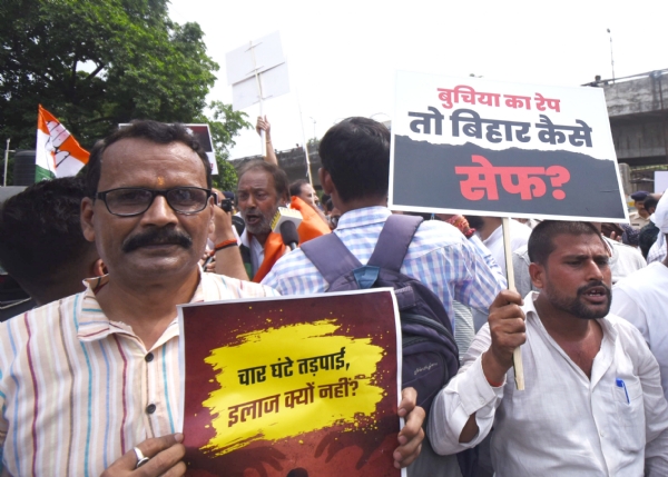 नाबालिग दलित दुष्कर्म पीड़िता की अस्पताल में इलाज के दौरान मौत के बाद कांग्रेस कार्यकर्ताओं ने स्वास्थ्य मंत्री मंगल पांडेय के सरकारी आवास का घेराव कर विरोध प्रदर्शन किया