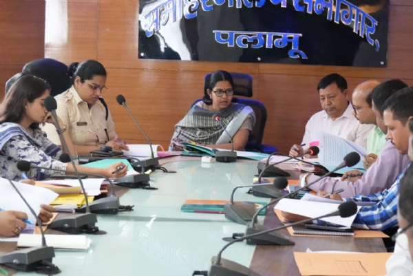 बैठक में दिशा निर्देश देती उपायुक्त समीरा एस