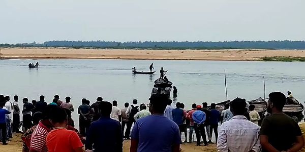 शराब पीकर नदी में नहाने के दौरान तीन डूबे, तलाश जारी