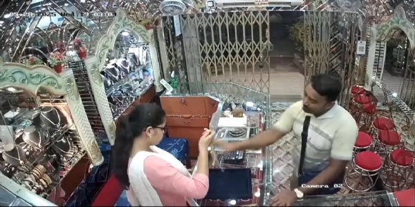 ग्राहक बन ज्वैलरी शॉप में घुसा चोर, सोने की चेन लेकर हुआ फरार