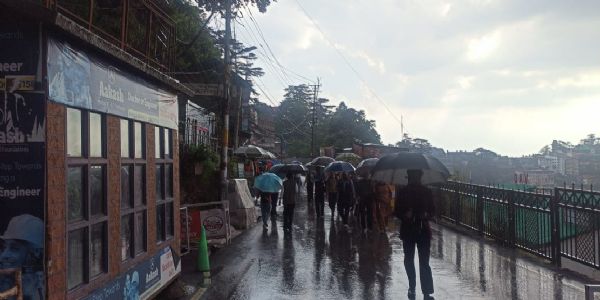 हिमाचल में जून में बर्फबारी और बारिश से लौटी ठंड, छह डिग्री गिरा पारा