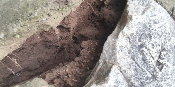 मालीगांव हिलटॉप कॉलोनी पर भूस्खलन की आशंका, स्थानीय लोगों ने की प्रशासन से कार्रवाई की मांग