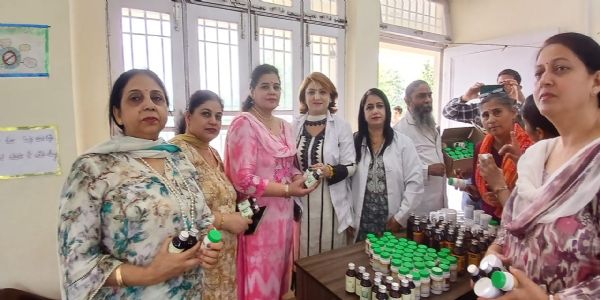 एनजीओ ने मुट्ठी मुठी में आयुष बहुविशेषज्ञ चिकित्सा शिविर का आयोजन किया