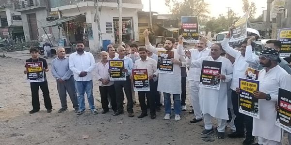 भाजपा नेता के बयान को बताया आपत्तिजनक, कांग्रेस ने किया जोरदार प्रदर्शन, पुतला फूंका
