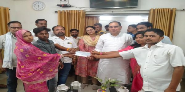 मंत्री ने अगलगी पीड़ितो को चेक वितरित किया
