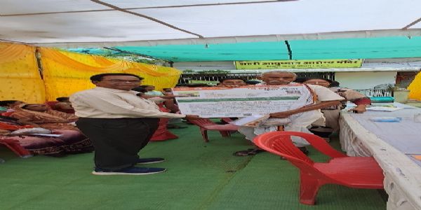 दाई - बबा दिवस पर स्वास्थ्य मेले का आयोजन, बुजुर्गों का हुआ सम्मान