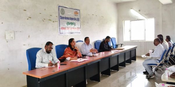 जिला पंचायत राज पदाधिकारी ने की योजनाओं की समीक्षा