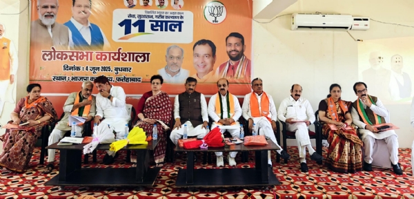फतेहाबाद। कार्यशाला में मंचासीन भाजपा नेता।