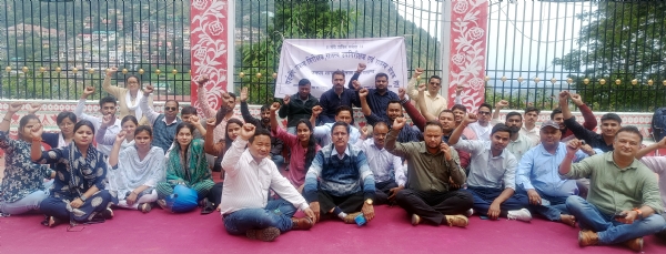 विरोध प्रदर्शन में शामिल राजस्व उपनिरीक्षक, निरीक्षक व अनुसेवक।