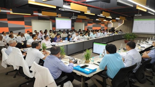 इंदौर में समीक्षा बैठक इंदौर में समीक्षा बैठक