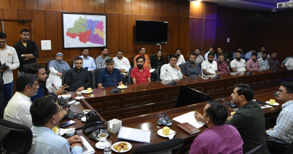 पानीपत में आयुष्मान मित्र व डॉक्टरों की बैठक लेते शिक्षा मंत्री महिपाल ढांडा