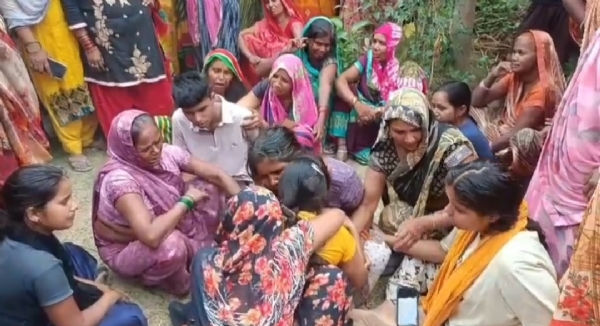 रोते बिलखते परिजन