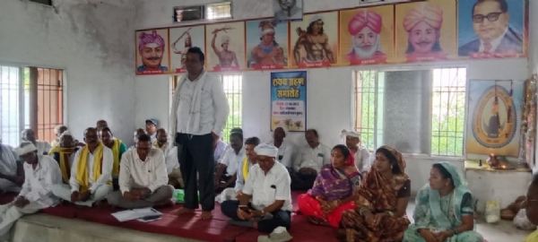 कार्यक्रम को संबोधित करते हुए अतिथि।