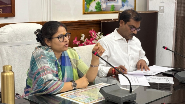 फ्लड स्टीयरिंग ग्रुप कमेटी की बैठक लेती डीएम प्रियंका निरंजन