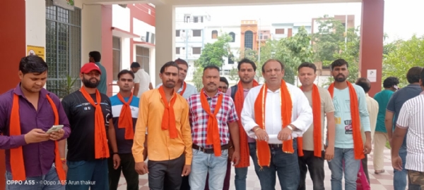 आरटीओ ऑफिस परिसर में प्रदर्शन करते शिवसेना उद्धव बाला साहब ठाकरे गुट के पदाधिकारी।