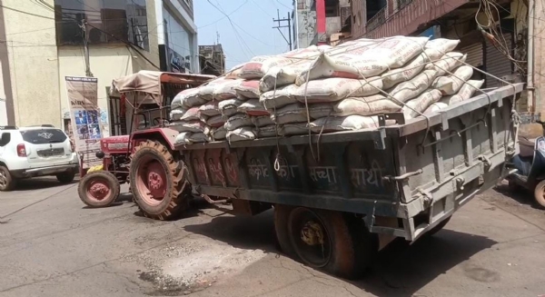 नयापुरा में रोड धंसने से ट्रेक्टर-ट्रॉली फंसी