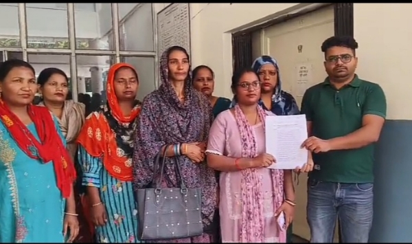 जिला उपायुक्त कार्यालय शिकायत देने पहुंचे डाटा एंट्री ऑपरेटर