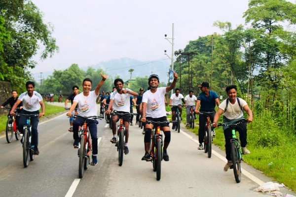 अरुणाचलः भारतीय सेना के सौजन्य से आलो में आयोजित साइकिल रैली का दृश्य।