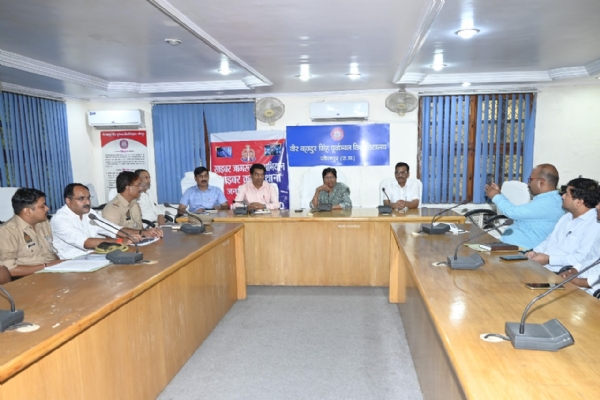 विश्वविद्यालय में साइबर अपराध जागरूकता कार्यक्रम में भाग लेते हुए कुलपति डॉ वंदना सिंह एवं अन्य लोग
