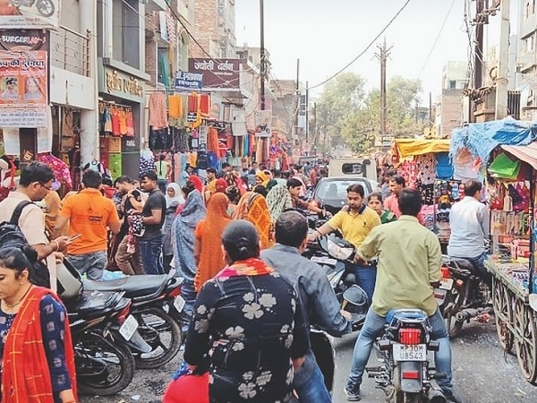 सदर बाजार से गायब हो गए चौड़े फुटपाथ, हाथ ठेला हटे तो  फड़ लगाकर अतिक्रमण