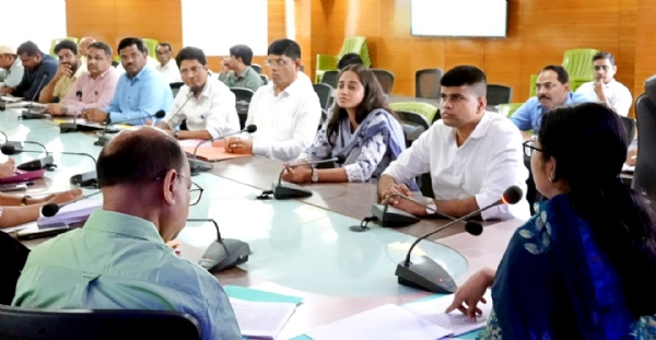 बैठक करती उपायुक्त समीरा एस