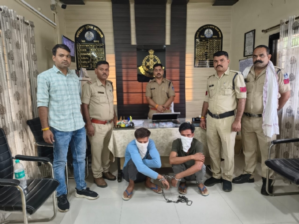 चोरी के मामले में दो आरोपित गिरफ्तार चोरी के मामले में दो आरोपित गिरफ्तार