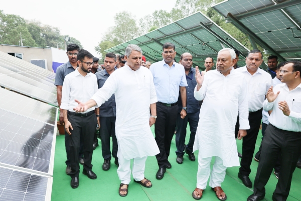 मुख्यमंत्री नीतीश कुमार ने बिक्रम में कैनाल बैंक सौर ऊर्जा परियोजना के उद्घाटन के बाद दौरा किया