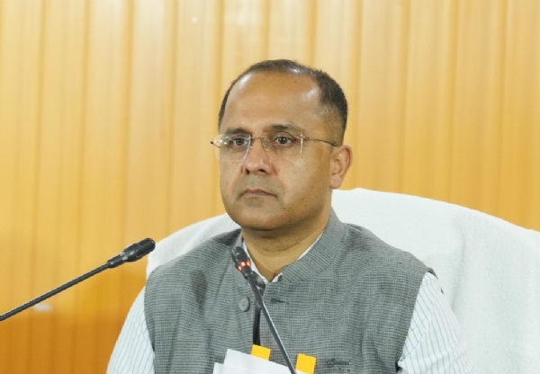 सचिव  शैलेश  बगोली मंत्रिमंडल की ब्रीफिंग करते ।